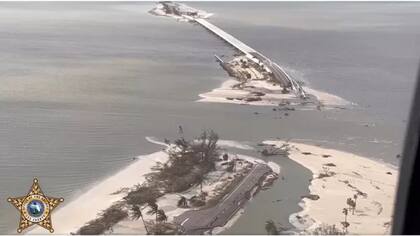 El puente que une Sanibel con la península de Florida quedó destrozado.