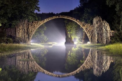El puente Rakotzbürke, más conocido como el "Puente del diablo", en la oscuridad de la noche (Foto:Instagram @ddpix)