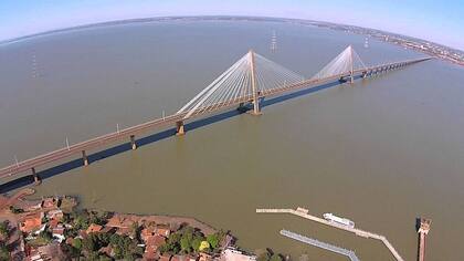 El puente Roque González de Santa Cruz, el tercer punto fronterizo de más tránsito de personas después de Ezeiza y el Tancredo Neves (Iguazú); por allí cruza el tren internacional