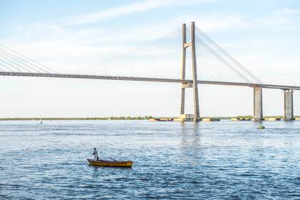 El puente Rosario- Victoria, ícono de la zona que atraviesa el río Paraná.