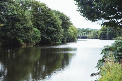 El puente se encuentra sobre el río Passaic y conecta las dos ciudades de Nueva Jersey