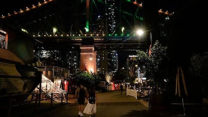El Puente Story de Brisbane se iluminó de verde y dorado para marcar el inicio de la prohibición de las redes sociales