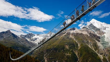 El puente suizo tiene 494 metros de largo y es parte de una ruta de trekking entre Grächen y Zermatt