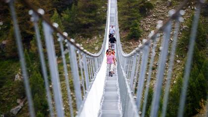 El puente suizo tiene 494 metros de largo y es parte de una ruta de trekking entre Grächen y Zermatt
