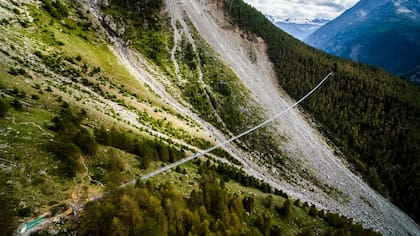 El puente suizo tiene 494 metros de largo y es parte de una ruta de trekking entre Grächen y Zermatt