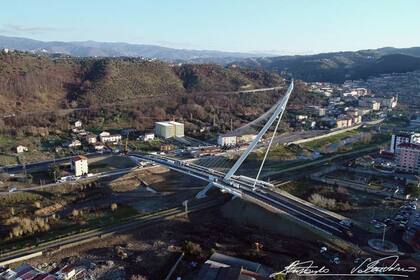 El puente tiene 140 metros de largo, 24 de ancho, 82 de altura y está construido con acero, hormigón y piedra natural
