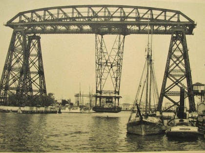 El puente transbordador fue erigido entre 1908 y 1914 por la empresa británica Ferrocarriles del Sud