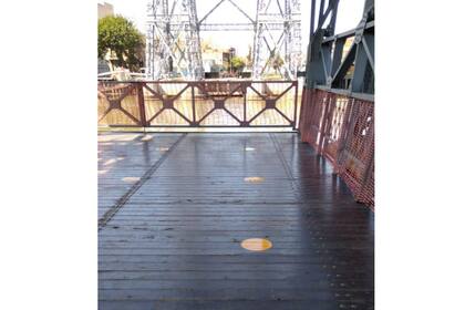 El tramo de 77 metros separa ambas orillas del Riachuelo y, según informaron en Vialidad Nacional, quienes lo crucen deberán cumplir estrictos protocolos de bioseguridad debido al Covid-19