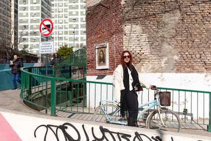 El puente vehícular con paso peatonal sobre las vías del tren Mitre