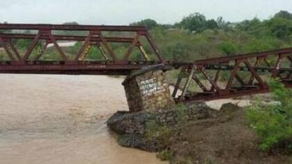 El puente Villa Los Sauces cedió debido a las lluvias intensas que afectan la zona.