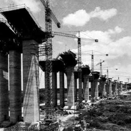 El Puente Zárate Brazo Largo en construcción, en los '70