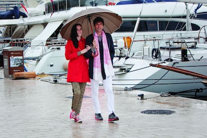 El puerto de Cannes, el mar Mediterráneo y el Palacio de Festivales y Congresos, en el que deslumbraron a su paso por el tapis rouge durante la 66a edición del Festival de Cine de la villa, fueron algunos de los lugares por los que Juan Cruz e Ileana pasearon su amor