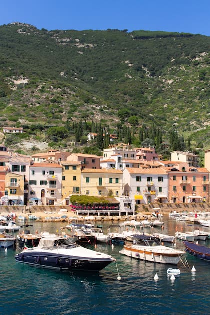 El puerto de la isla de Giglio, sobre el Tirreno