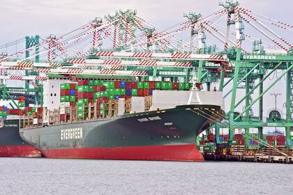 El puerto de Los Ángeles es el núcleo del comercio entre EE.UU. y China