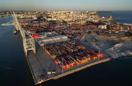 El puerto de Montevideo es caro para los importadores en comparación a lo que se paga en otros países, dijo el economista Sebastián Fleitas