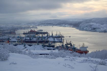 El puerto de Murmansk se mantiene activo durante la noche polar