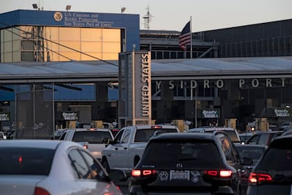 El puerto de San Ysidro maneja diariamente el flujo de 70.000 vehículos y 20.000 peatones