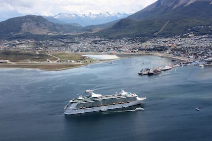 El Puerto de Ushuaia es uno de los más importantes del país debido a la cantidad de cruceros que recibe