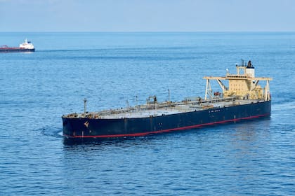 El puerto Punta Colorada, por la profundidad de sus aguas, permite la llegada de buques VLCC (Very Large Crude Carrier), que transportan alrededor de 2 millones de barriles; los de Bahía Blanca transportan hasta 500.000 barriles