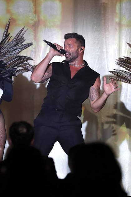 El puertorriqueño, que estuvo acompañado por su pareja Jwan Yosef, fue el primero en subirse al escenario para cantar.