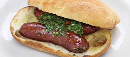 El puesto 19 con 4,2 puntos del ranking de TasteAtlas figura el choripán, otro de los emblemas argentinos
