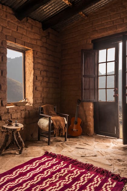 El puesto de adobe pasó a tener una pulpería, una cantina, y muchas visitas que la disfrutan además de los peones del campo.