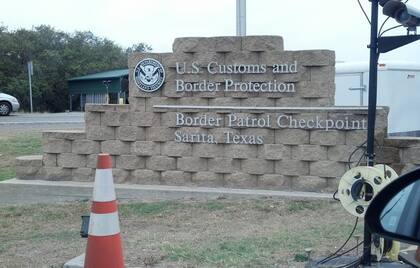 El puesto de control de la Patrulla Fronteriza en Sarita, Texas, se localiza en en la autopista estadounidense 77 norte