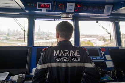 El puesto de navegación del portahelicópteros anfibio Tonnerre, de la Armada Francesa