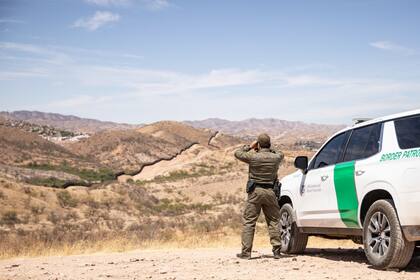 El puesto GS-15 exige mínimo un año de experiencia federal equivalente, con habilidades comprobadas en liderazgo de equipos analíticos y presentación de hallazgos a altos mandos gubernamentales