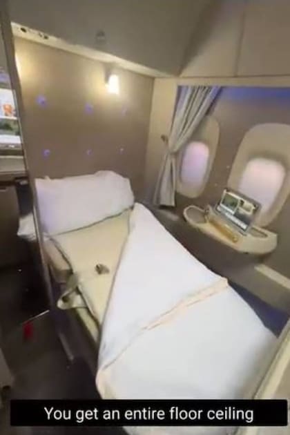 El puesto número uno para las primeras clases de aviones comerciales, según will.luxurytravels es el Boeing 777 Game Changer de Emirates Airlines