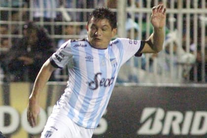 El Pulga Rodríguez con la camiseta de Atlético Tucumán, su otra casa deportiva