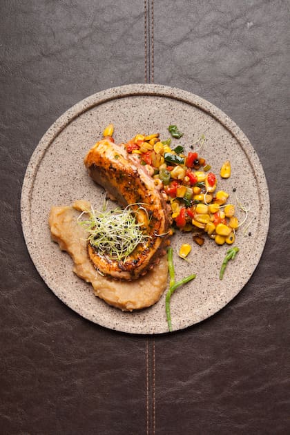 El pulpo de Reinamora sale con salicornia y choclo.