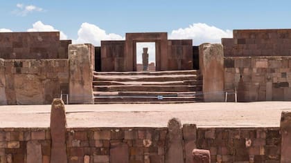 El Puma Punku (Puerta del Puma), fue elaborado con bloques macizos de arenisca, de hasta 130 toneladas de peso, ensamblados con grapas de cobre