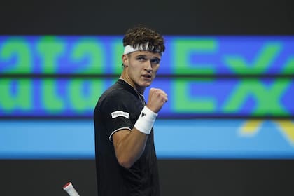 El puño apretado del checo Jakub Mensik, que le ganó en tres sets al italiano Jannik Sinner en el ATP 500 de Doha