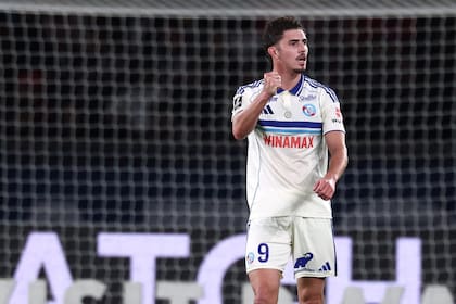 El puño en alto de Joaquín Panichelli tras convertirle un tanto a PSG en el Parque de los Príncipes