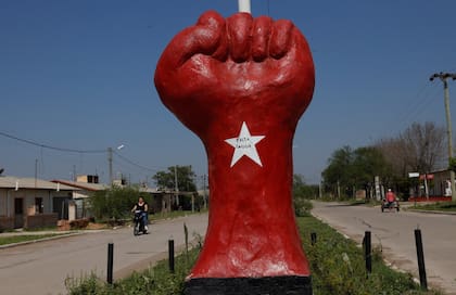 El puño rojo que da la bienvenida al barrio donde mandaba el piquetero aliado de Capitanich