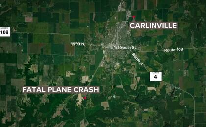 El punto a la izquierda marca el lugar en donde se estrelló el avión, al suroeste de la ciudad de Carlinville (KSDK)