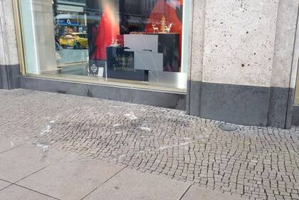 El punto donde Ella se quitó la vida se conviritó, tras su muerte, en un santuario improvisado.