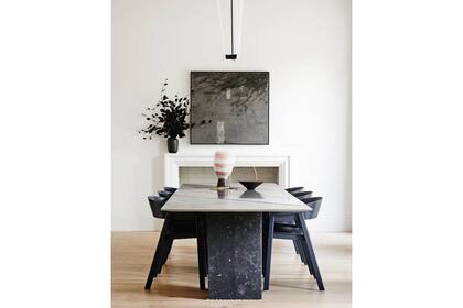 El punto focal de este comedor es la gran mesa de mármol negro. Además, se eligieron grandes sillas de madera laqueadas en negro y pocos pero efectivos elementos decorativos para no sobrecargar el ambiente