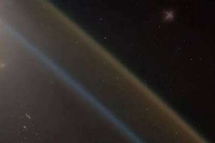 El punto luminoso que se ve en la parte superior derecha de la fotografa es la nave Soyuz que se eleva en direccin a la Estacin Espacial Internacional, donde llegara dos das ms tarde