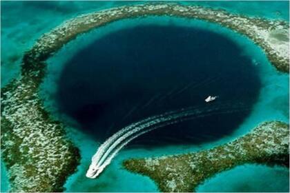 El punto más profundo de la fosa se encuentra a casi 11 mil metros bajo la superficie del agua