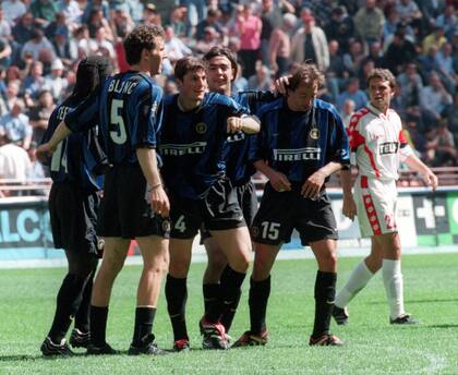 El Pupi hizo del Inter su casa: en la foto, festejar el 3 a 0 al Bari en el San Siro, en 2000  (Foto AP / Carlo Fumagalli)