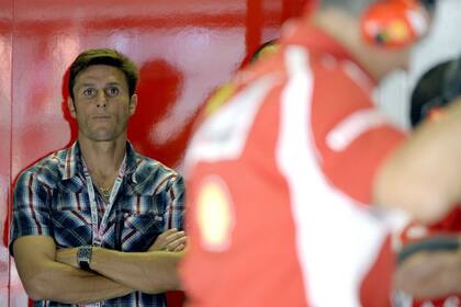 El Pupi visitó los boxes de Ferrari y se mostró junto a los técnicos del equipo