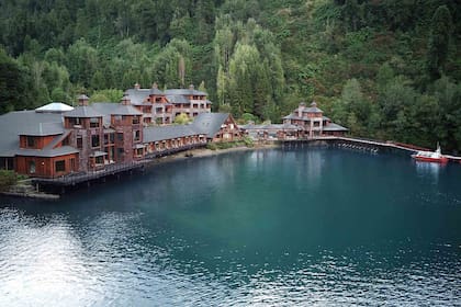 El Puyuhuapi fue construido a orillas de la Bahía Dorita sobre uno de los tantos fiordos de la costa chilena y está rodeado del exuberante bosque austral.