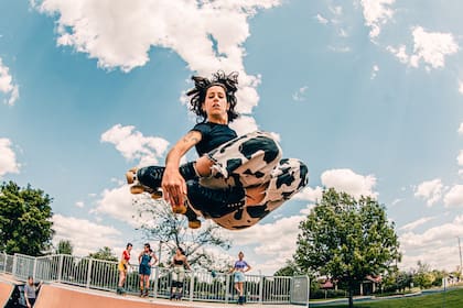 El quad skate utiliza las botas del patinaje artístico pero en otras superficies (Foto: Gentileza Owen Lehman)