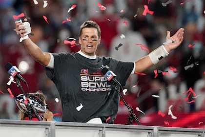 El quarterback de los Buccaneers de Tampa Bay Tom Brady celebra la victoria ante los Chiefs de Kansas City en el Super Bowl, el domingo 7 de febrero de 2021. (AP Foto/Ashley Landis, archivo)