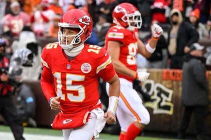 El quarterback de los Chiefs de Kansas City, Patrick Mahomes (15), celebra un touchdown contra los Browns de Cleveland durante la primera mitad de un partido de fútbol americano de la NFL, el domingo 15 de diciembre de 2024, en Cleveland. (AP Foto/David Richard)