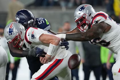 El quarterback Drake Maye (10) de los Patrios de Nueva Inglaterra pierde el balón durante el segundo tiempo del Super Bowl contra los Seahawks de Seattle, el domingo 8 de febrero de 2026, en Santa Clara, California. (AP Foto/Matt Slocum)