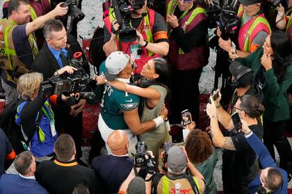 El quarterback Jalen Hurts abraza a su pareja Bryonna Burrows después del Super Bowl 59 de la NFL. (AP Foto/Godofredo A. V·squez)