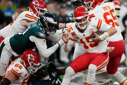 El quarterback Patrick Mahomes intenta esquivar el ataque de Josh Sweat, de los Eagles